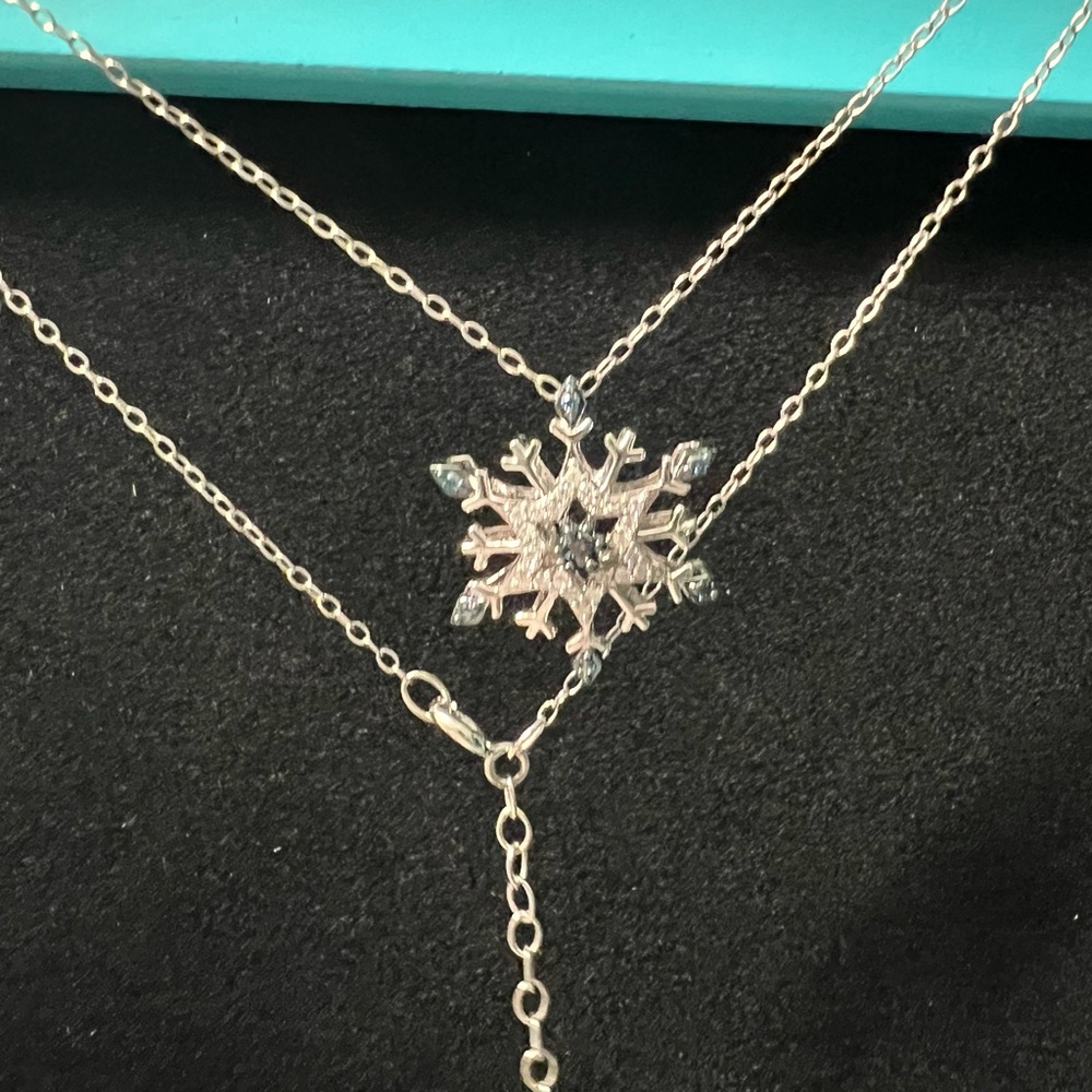 Disney Elsa’s snowflake pendant